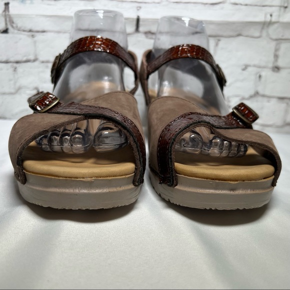 Sanita Two Tone Open Toe Clog Sandals Heels Leather Size 9 US 40 EU Buckle EUC - Picture 6 of 14